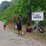 Perjelas Batas dan Identitas Kampung, Pemerintah Kampung Kaburbur Bersama Masyarakat Pasang Papan Nama Secara Gotong Royong