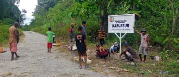 Perjelas Batas dan Identitas Kampung, Pemerintah Kampung Kaburbur Bersama Masyarakat Pasang Papan Nama Secara Gotong Royong