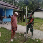 Babinsa Koramil 1803-03/Fakfak Timur Bersinergi dengan Pemerintah Distrik Siapkan Penyambutan Tim Ekspedisi Patriot Melalui Kerja Bakti Gotong Royong