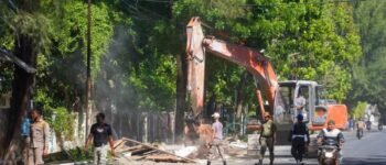 Lapak di Atas Drainase Dibongkar, 354 Personel Dikerahkan Tata Kawasan Tungkop Banda Aceh