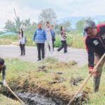 Drainase Sumbat Hingga Air Meluber ke Jalan, Pemkab Toba Lakukan Pembersihan