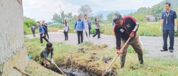 Drainase Sumbat Hingga Air Meluber ke Jalan, Pemkab Toba Lakukan Pembersihan