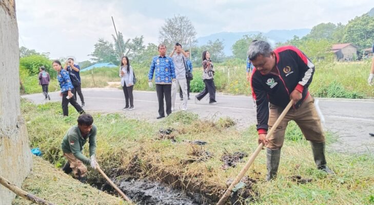 Drainase Sumbat Hingga Air Meluber ke Jalan, Pemkab Toba Lakukan Pembersihan