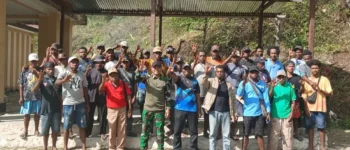 Semarak HUT RI ke-81, Pemerintah Distrik Kayauni dan Masyarakat Kompak Gotong Royong Percantik Lingkungan dan Ruas Jalan