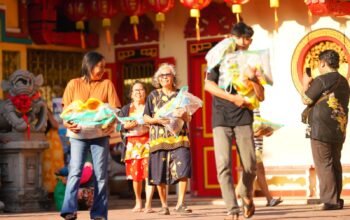 Klenteng Tri Dharma Rayakan 161 Tahun dengan Berbagi 2.000 Paket Sembako