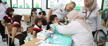 Ratusan Pelajar SD Ikut Cek Kesehatan Gratis, Pemeriksaannya Ternyata Selengkap Ini