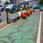Jelang Hari Kemerdekaan, Jalur Sepeda di Sudirman Dibikin Makin Kinclong