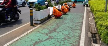 Jelang Hari Kemerdekaan, Jalur Sepeda di Sudirman Dibikin Makin Kinclong