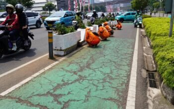 Jelang Hari Kemerdekaan, Jalur Sepeda di Sudirman Dibikin Makin Kinclong