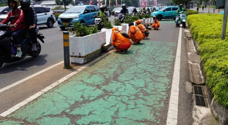 Jelang Hari Kemerdekaan, Jalur Sepeda di Sudirman Dibikin Makin Kinclong