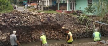 Tak Mau Tunggu Lama, Pemko Padang Bergerak Pulihkan Jembatan dan Aliran Sungai