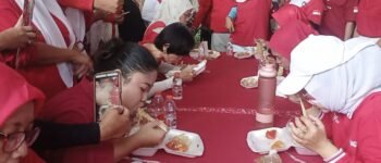 70 Warga Jelambar Adu Lahap di Lomba Makan Mi Ayam