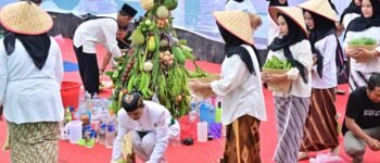 Ratusan Warga Rebutan Hasil Bumi, Tradisi 206 Tahun Ini Masih Terjaga Hingga Kini