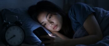 Scroll Media Sosial Sebelum Tidur Jadi Kebiasaan, Apa Dampaknya bagi Tubuh?
