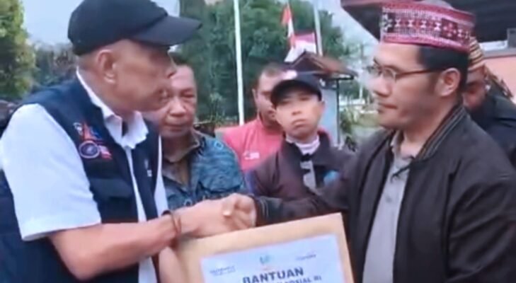 Kemensos Serahkan Santunan kepada Ahli Waris Korban Gempa di Manggarai