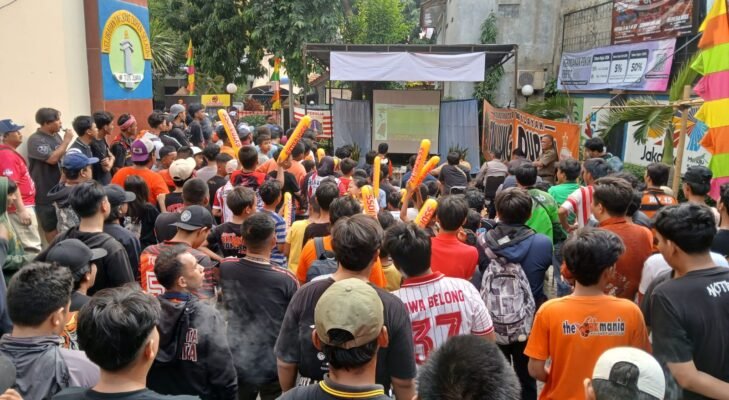 Persija vs Persib Bikin Kantor Kelurahan Ramai, Warga Jakbar Bersatu Lewat Nobar