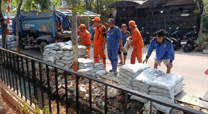 Cegah Banjir, Petugas Gabungan Angkut 500 Karung Lumpur dari Saluran Jelambar