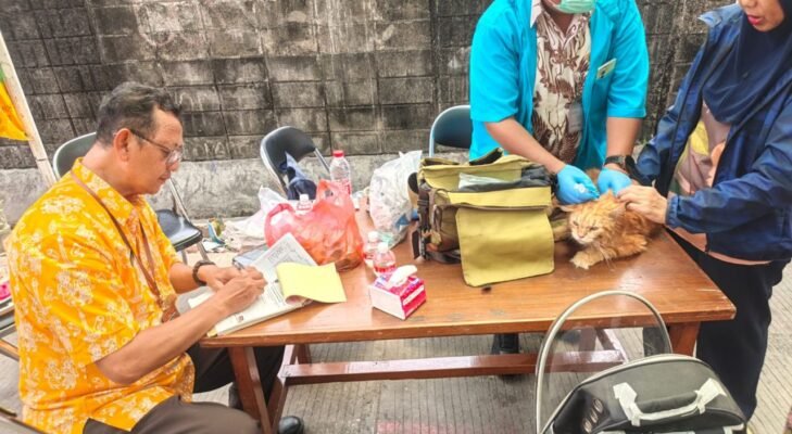 Cegah Rabies, 33 Anjing dan Kucing di Jelambar Divaksin Gratis