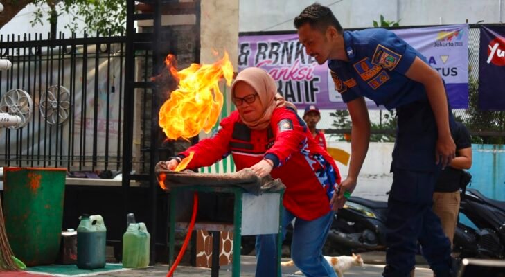 Cikini Perkuat Warga Hadapi Kebakaran, 30 Relawan Dibekali Cara Jinakkan Api