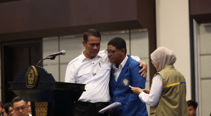 Curhat Mahasiswa Asal Alor Bikin Mentan Amran Hubungi Bulog Saat Acara UNDIP