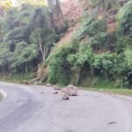 Alat Berat Bergerak ke Flores, PU Bersihkan Longsoran yang Tutup Jalan Nasional