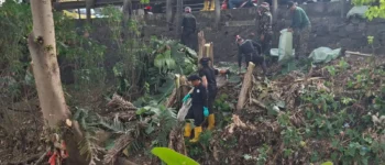 Kali Baru Timur Mulai Dibersihkan, 20 Personel DLHK Depok Kejar 1 Ton Sampah