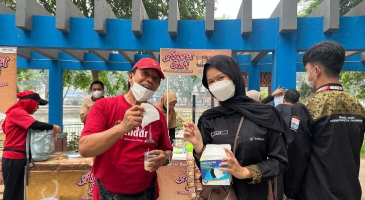Antisipasi Asap Karhutla, Tiga Organisasi Anak Muda Bagikan 12.000 Masker di Palembang